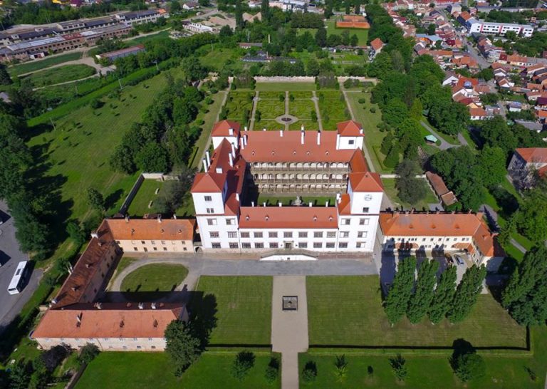 zamek Bucovice letecky 768x546