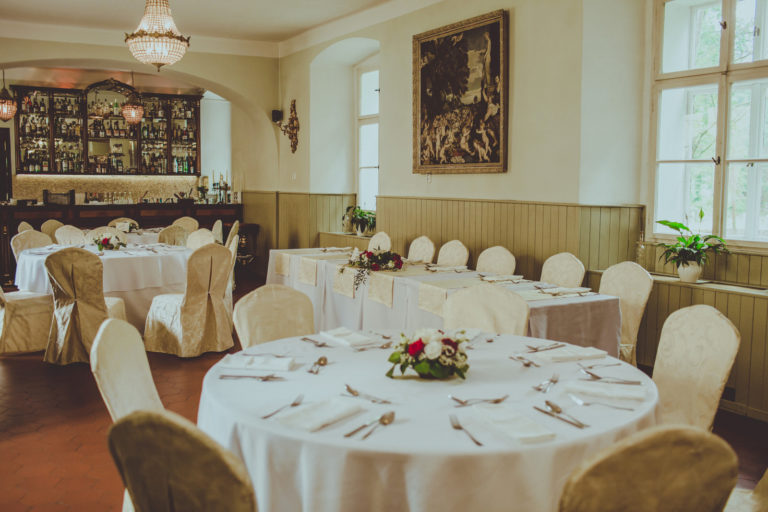 Svatebni hostina a bar chateau Hostacov 768x512