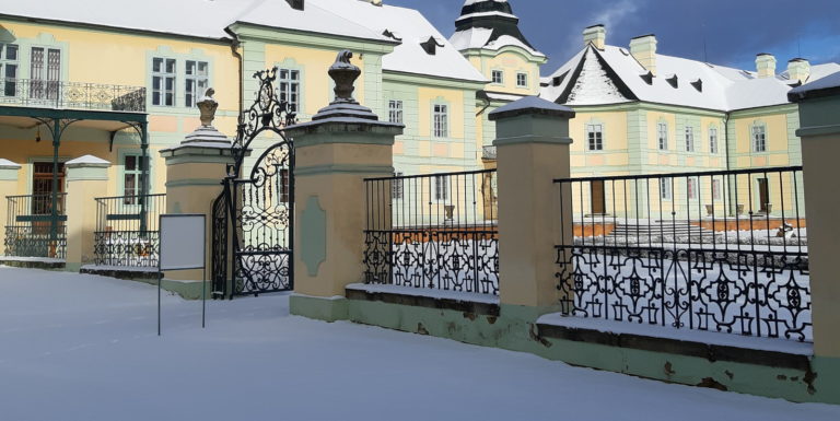 Zamek Manetin v zime 768x385