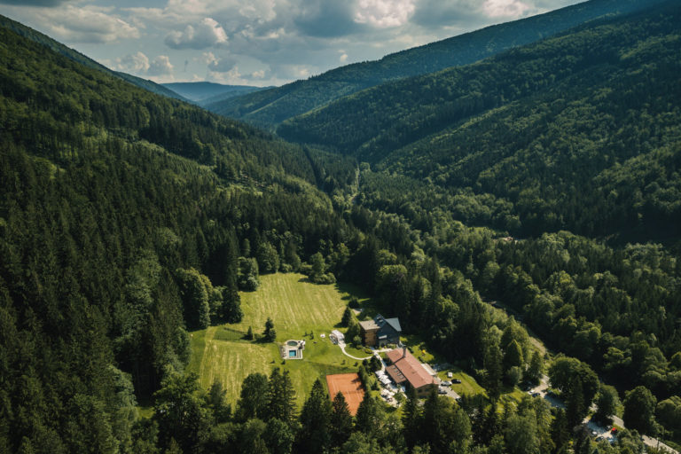 Pohled na hotel u holubu z dronu 768x512