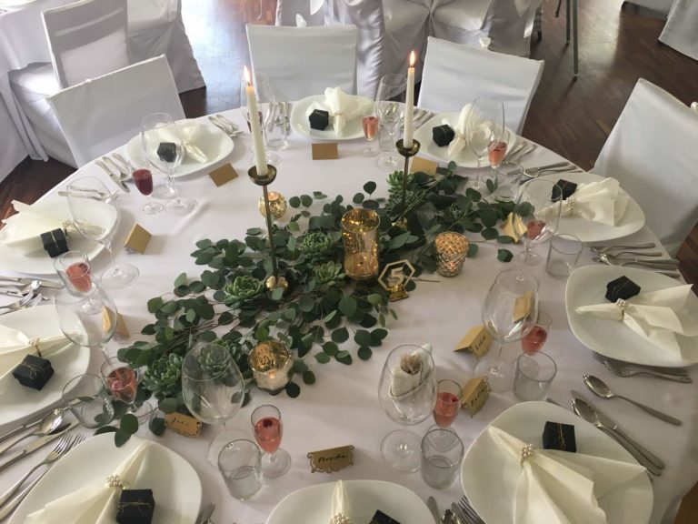 Svatebni tabule v bilem hotel u holubu 768x576